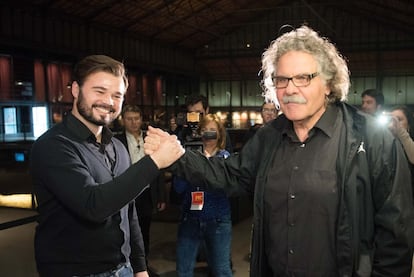 Gabriel Rufián (i) y Joan Tardà celebran los resultados de Esquerra en las elecciones generales.