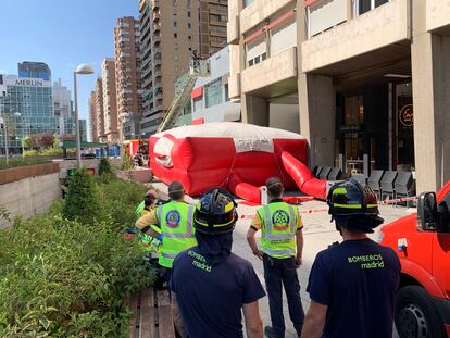 Dispositivo desplegado ante la amenaza de suicidio de una vecina de Madrid en la zona del Bernabéu.