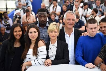 Laurent Cantet, con camisa blanca, rodeado de los actores de su película.