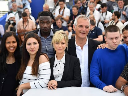 Laurent Cantet, con camisa blanca, rodeado de los actores de su película.