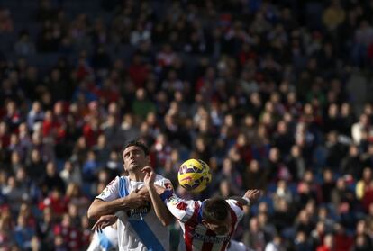 Postiga y Mandzukic disputan un balón aéreo.