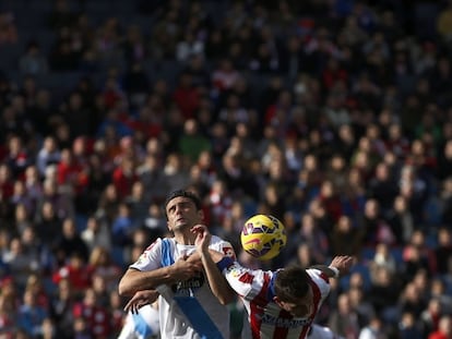 Postiga y Mandzukic disputan un balón aéreo.