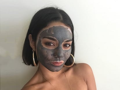 Las mascarillas faciales, como esta que muestra Vanessa Hudgens, son una de las formas de beneficiarse de las propiedades del carbón activado. INSTAGRAM VANESSA HUDGENS.