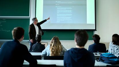 Francesc Pujol, profesor de la Universidad de Navarra, emplea ChatGPT durante una de sus clases el pasado miércoles.