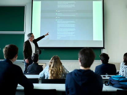 Francesc Pujol, profesor de la Universidad de Navarra, emplea ChatGPT durante una de sus clases el pasado miércoles.