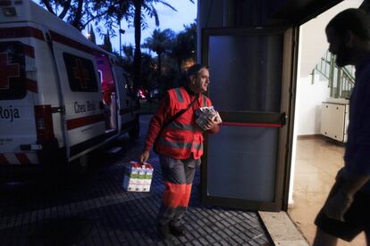 Unos 50 niños que se hospedaban en una casa de colonias en Cambrils fueron rescatados y permanecen en el pabellón municipal.