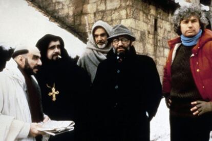 Umberto Eco (derecha), en el rodaje de <i>El nombre de la rosa;</i> detrás suyo, Sean Connery.