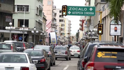 Una calle llena de coches en Veracruz (México).