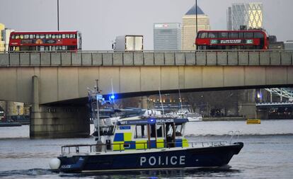 Barcos de la policía metropolitana patrullan cerca del Puente de Londres, tras el ataque con cuchillo de este viernes.