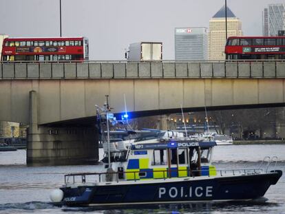 Barcos de la policía metropolitana patrullan cerca del Puente de Londres, tras el ataque con cuchillo de este viernes.