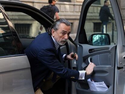 The alleged head of the Gürtel network, Francisco Correa, arrives for a court appearance.