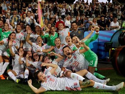 Las jugadoras de la selección sub-20 celebran la victoria sobre Francia en el Mundial Femenino.