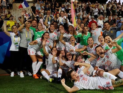 Las jugadoras de la selección sub-20 celebran la victoria sobre Francia en el Mundial Femenino.