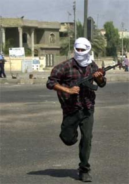 Un miliciano de Al Sáder toma posición en una calle del centro de Basora.