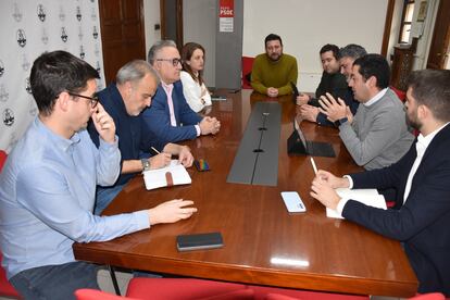 Reunión de los alcaldes afectados por el cambio de concesión de la línea de autobuses a Valencia.