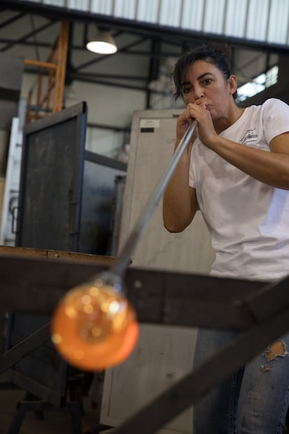 Una sopladora de vidrio en la Real Fábrica de Cristales de la Granja de San Ildefonso, Segovia, en 2019.