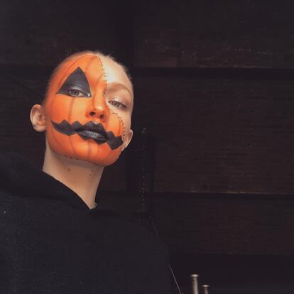 Gigi Hadid luce en su perfil de Instragram un perfecto maquillaje de calabaza terrorífica.