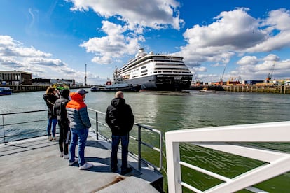 Barco de pasajeros De Volendam de Holland America Line en el puerto de Merwehaven en Rotterdam, en una imagen de 2022.