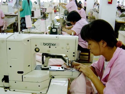 Trabajadoras chinas cosen en una factoría textil en Shenzhen (China).
