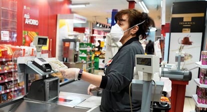 Cajera de un supermercado provista con elementos de protección frentre al coronavirus. 