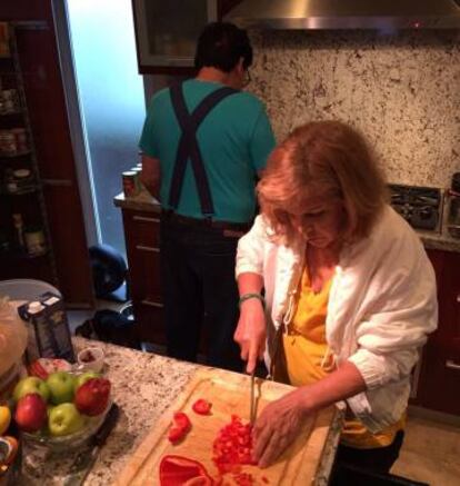 Los padres de Andrés, en la cocina.