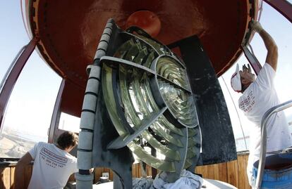 Dos pintores trabajan en las obras de restauraci&oacute;n del faro de C&aacute;diz.
 