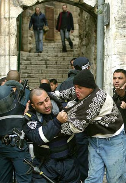 Un policía israelí forcejea con un palestino para impedirle la entrada a la mezquita de Al Aqsa, en el centro histórico de Jerusalén.