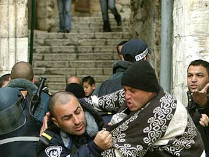 Un policía israelí forcejea con un palestino para impedirle la entrada a la mezquita de Al Aqsa, en el centro histórico de Jerusalén.