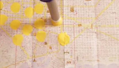 Un plano de Barcelona manchado de puntos amarillos.