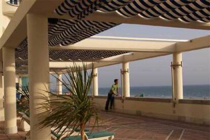 Terraza con vistas al mar en el hotel Playa Victoria de Cádiz.