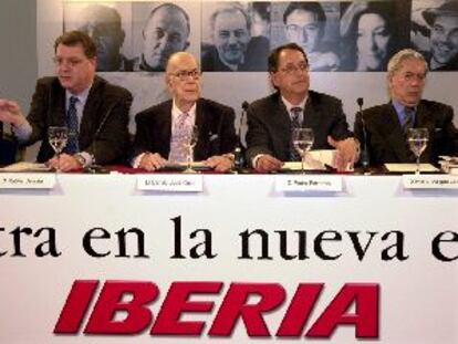 De izquierda a derecha, Xabier Irala, Camilo José Cela, Pedro Ferreras y Mario Vargas Llosa, en el acto de ayer.