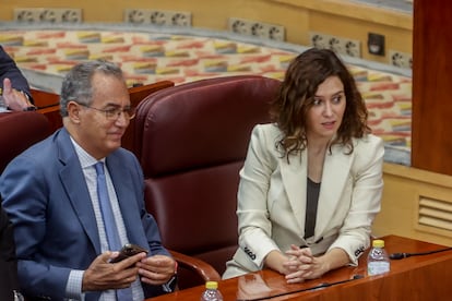 El vicepresidente, consejero de Educación y Universidades de la Comunidad de Madrid, Enrique Ossorio, y la presidenta de la Comunidad de Madrid, Isabel Díaz Ayuso.