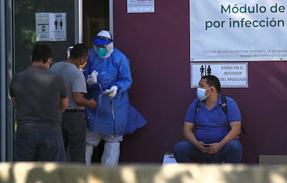 Pacientes con síntomas de covid esperan fuera de una clínica en Ciudad Juárez, Chihuahua, donde las autoridades han elevado este jueves la alerta a semáforo rojo.