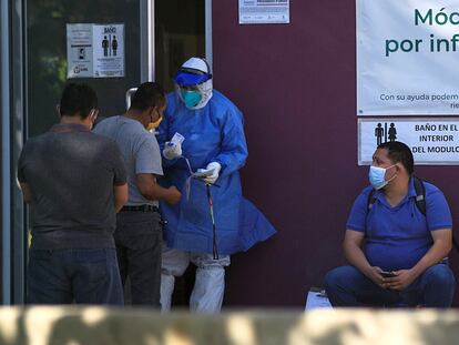 Pacientes con síntomas de covid esperan fuera de una clínica en Ciudad Juárez, Chihuahua, donde las autoridades han elevado este jueves la alerta a semáforo rojo.