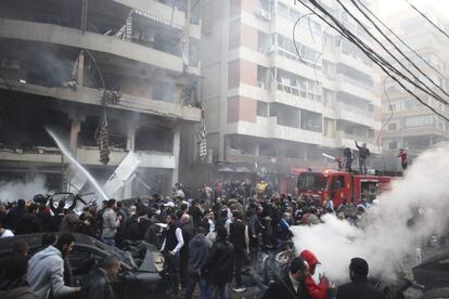 Bomberos intentan apagar el fuego tras la explosión del coche bomba en Beirut (Líbano).