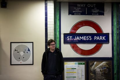 "En el metro ves imágenes tan tiernas como que la gente se duerme", comenta para The Guardian Wallinger, quien creció cerca de la línea central en Chigwell.