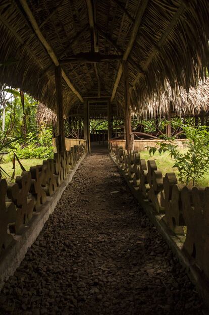 Instalaciones turísticas en el proyecto “Sacha Ñambi”. Los habitantes de Alta Florencia construyeron las cabañas donde se alojan los visitantes mediante ‘mingas’, jornadas de trabajo comunitario tradicionales en la cultura kichwa.