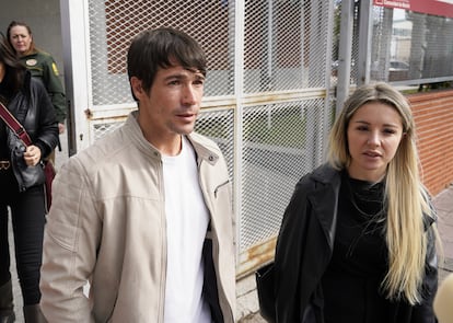 Juan José Ballesta junto a su abogada, Beatriz Uriarte, tras declarar en el juzgado de Parla el pasado 7 de noviembre.