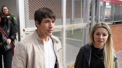 Juan José Ballesta junto a su abogada, Beatriz Uriarte, tras declarar en el juzgado de Parla el pasado 7 de noviembre.