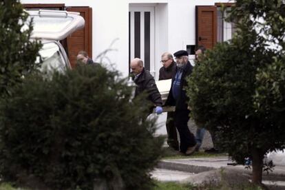 Los agentes trasladan el cuerpo de una de las víctimas