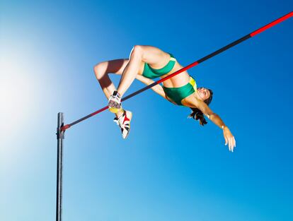 Una atleta en pleno salto en una imagen promocional.