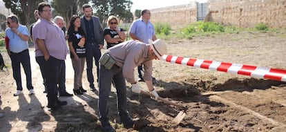 Comienza la exhumación de los bebés robados en el antiguo cementerio de San José en Cádiz.