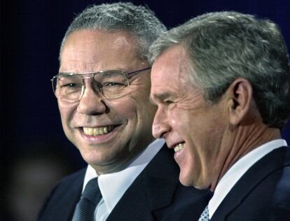 El presidente electo George W. Bush (derecha) durante la presentación del general retirado Colin Powell, a su lado, como candidato a secretario de Estado durante una ceremonia en Crawford, Texas, el 16 de diciembre de 2000.