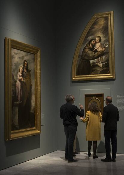 Varios visitantes obserban las obras de Murillo expuestas en el Museo de Bellas Artes de Sevilla.