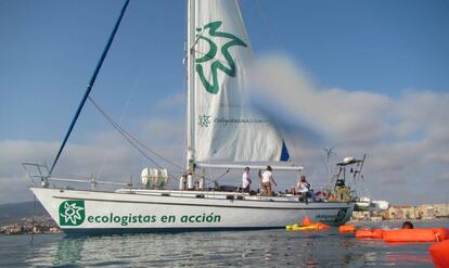 En recuerdo de siete mujeres que murieron en una patera intentando alcanzar la costa de Melilla, se lanzaron siete chalecos salvavidas al mar desde el velero 'Diosa Maat'.