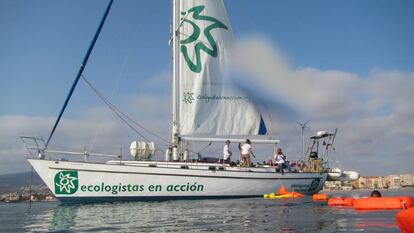En recuerdo de siete mujeres que murieron en una patera intentando alcanzar la costa de Melilla, se lanzaron siete chalecos salvavidas al mar desde el velero 'Diosa Maat'.