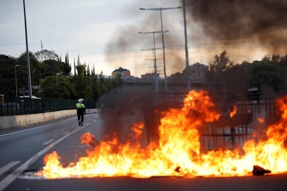 Una barricada de fuego corta la Ronda de Dalt de Barcelona a primera hora de hoy viernes, día en el que Cataluña vive su cuarta huelga general en menos de dos años.