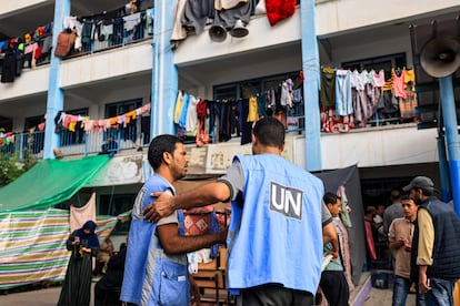 Trabajadores de la ONU para refugiados palestinos conversan en el patio de una escuela que se ha convertido en refugio para desplazados en Jan Yunis, este miércoles, en la franja de Gaza.