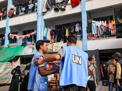 Trabajadores de la UNRWA en un colegio de la Franja Gaza convertido en un centro de refugiados.
