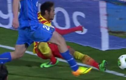 Instante en el que Neymar se tuerce el tobillo.